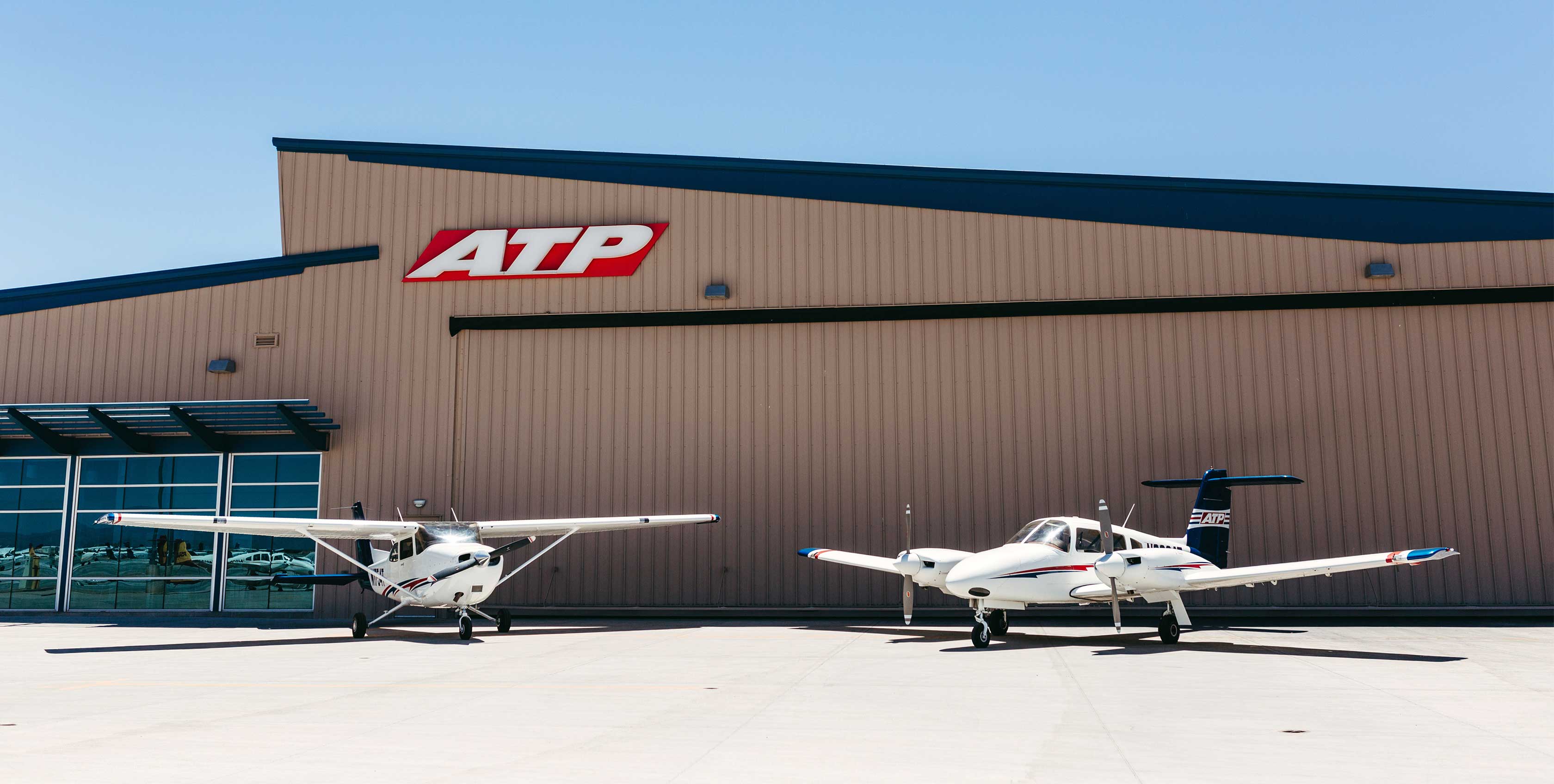 Piper Archer Seminole ATP Flight School Building